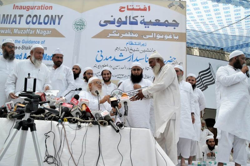 JUH अध्यक्ष मौलाना अरशद मदनी ने दंगा पीड़ितों को सौंपी मकानों की चाबियां